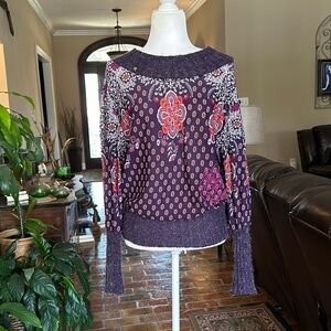 Unique boutique sweater with embroidery szS